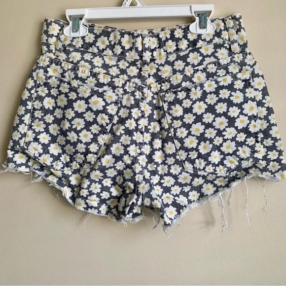 ZARA daisy floral printed high-rise raw hem button fly denim shorts size 2 - Picture 5 of 6